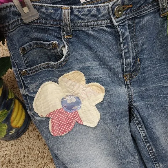 2962 Size 13j Mudd Appliqued With Quilted Flowers Flare Leg Jeans. - Picture 4 of 8